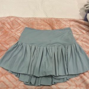 Blue Gold hinge skirt size medium and fits a 4 and 6